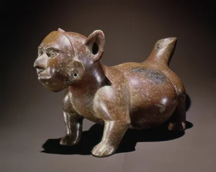 Vaso effigie che rappresenta un cane con una maschera a forma di volto umano, stile Colima